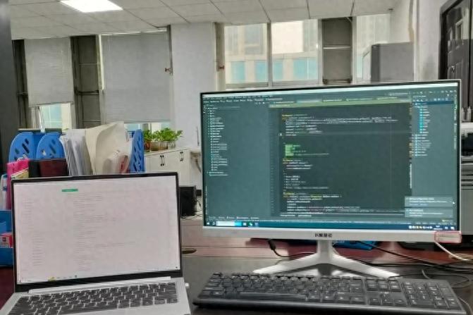 软件工程专业研究软件开发和维护的原理和方法,涉及计算机科学和数学